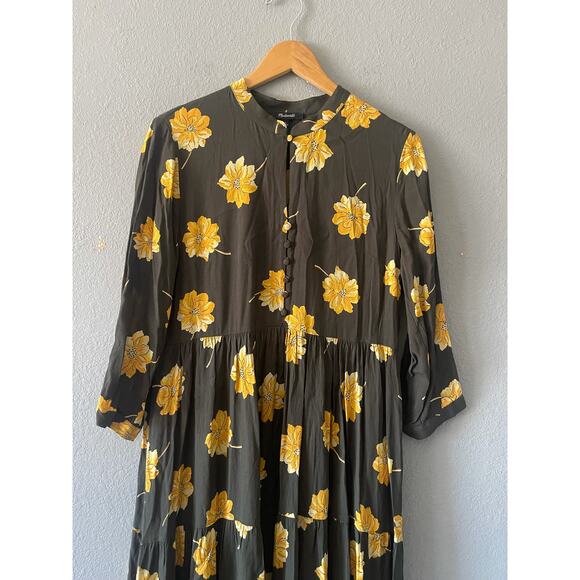 Madewell Button-Front Tier Dress in‎ Fall Flowers

T0417 - Picture 7 of 10